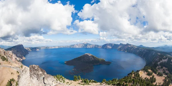 Ein Dramatischer Blick Auf Den Tiefblauen Kratersee Und Die Zauberinsel — Stockfoto