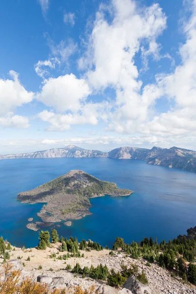 Dramatyczny Wysoki Widok Elewacji Głębokiego Błękitnego Jeziora Kraterowego Wyspy Czarodzieja — Zdjęcie stockowe