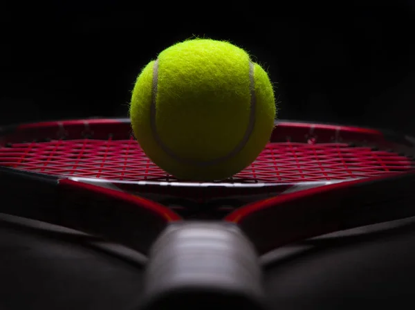 Pelota de tenis y raqueta — Foto de Stock