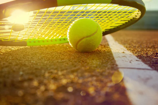 Pelota de tenis y raqueta — Foto de Stock