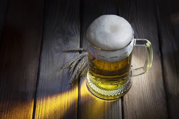 Glas Bier auf Holz — Stockfoto