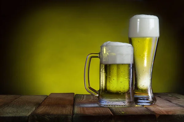 Becher mit leichtem Bier — Stockfoto