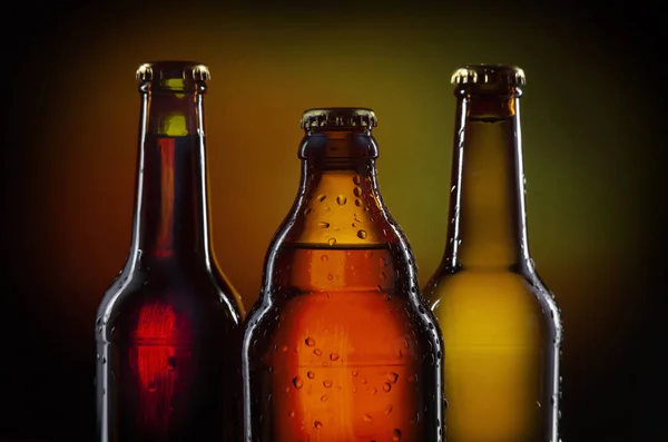 Три пляшки холодного пива — стокове фото