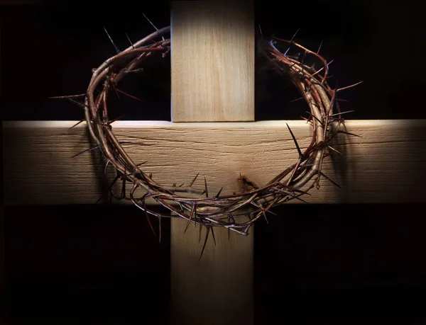 Crown of thorns and wooden cross — Stock Photo, Image