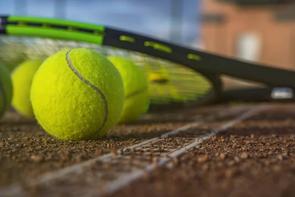 Tennisbana och bollar — Stockfoto