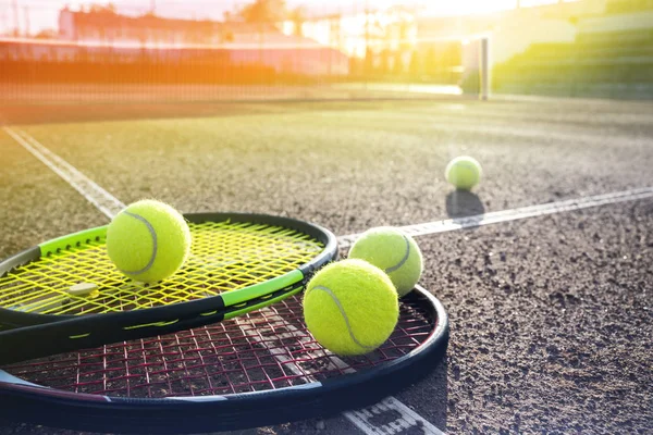 Pista de tenis y pelotas — Foto de Stock