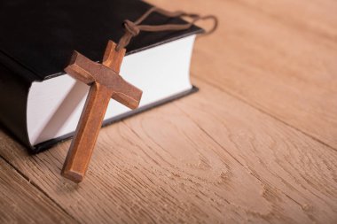 Kutsal İncil kitap çapraz