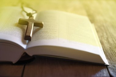 İncil'de açık ve ahşap çapraz