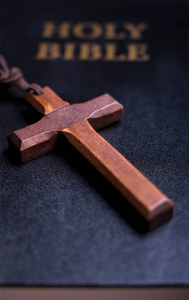 Holy Bible book cross — Stock Photo, Image