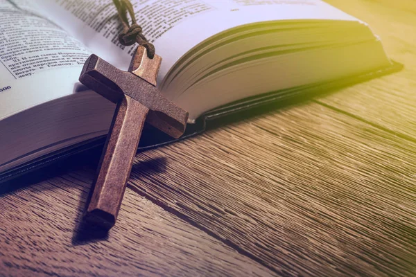Santa Biblia libro cruz —  Fotos de Stock