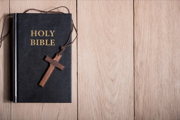 Szent Biblia könyv cross — Stock Fotó