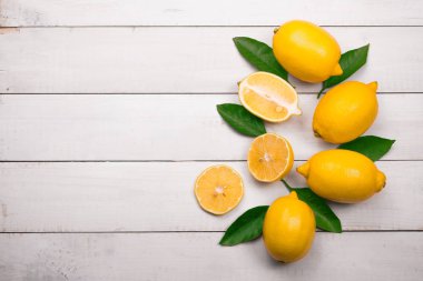 Beyaz tahta üzerine limon