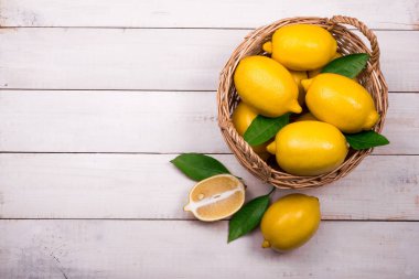 Beyaz tahta üzerine limon