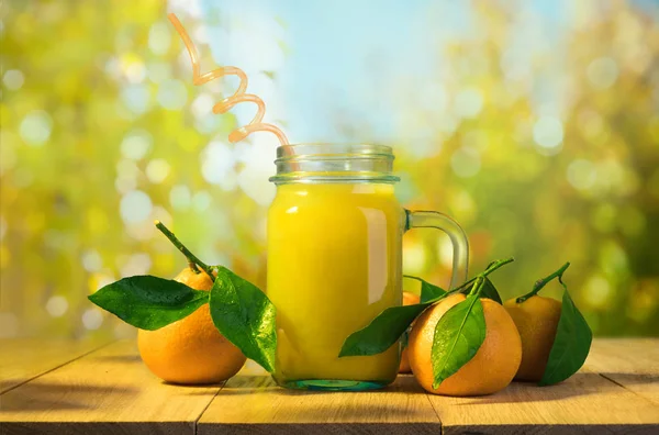 Jugo de mandarina con frutas —  Fotos de Stock