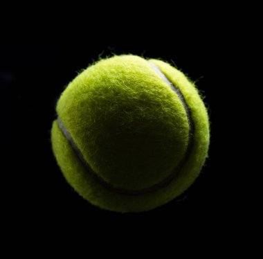 Siyah üzerine izole yeşil tenis topu