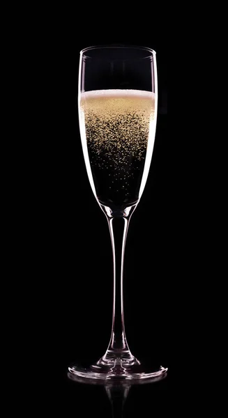 Siyah Arka Planda Bir Kadeh Şampanya — Stok fotoğraf