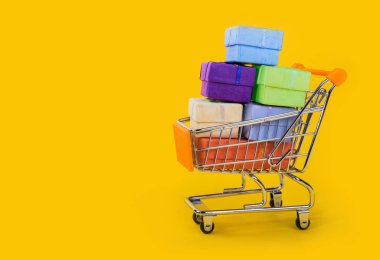 Arkaplanda alışveriş arabası ve hediye kutuları