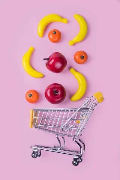 Köpa Hälsosam Mat Kundvagn Med Frukt — Stockfoto