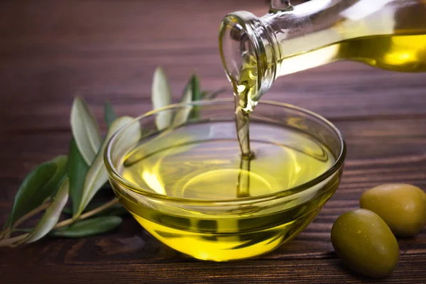 Skål med olivolja — Stockfoto