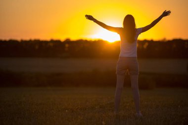 bir kozmos alanında geri görünümü kız iki el kadar