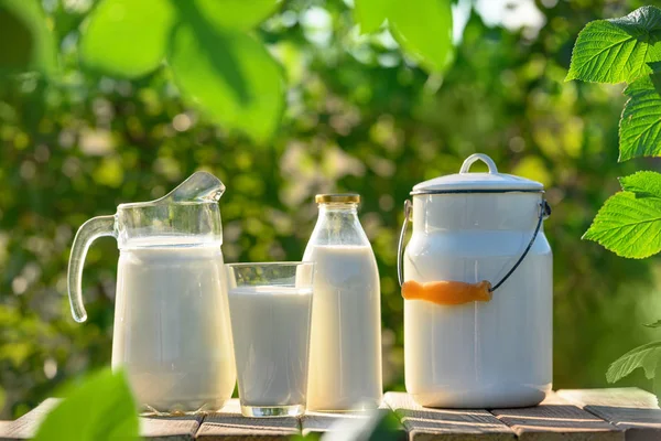 Kruik en glas melk staan op tafel — Stockfoto