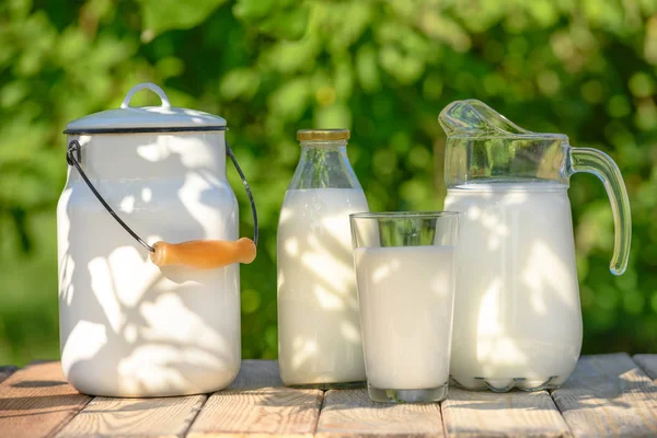 Krug und Glas Milch stehen auf dem Tisch — Stockfoto