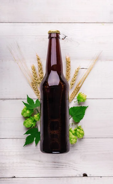 Botella de cerveza con espigas de trigo . —  Fotos de Stock