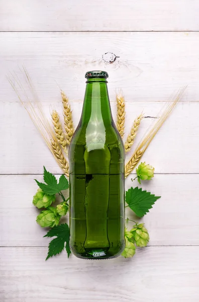Pivní láhev s pšeničným ušima. — Stock fotografie