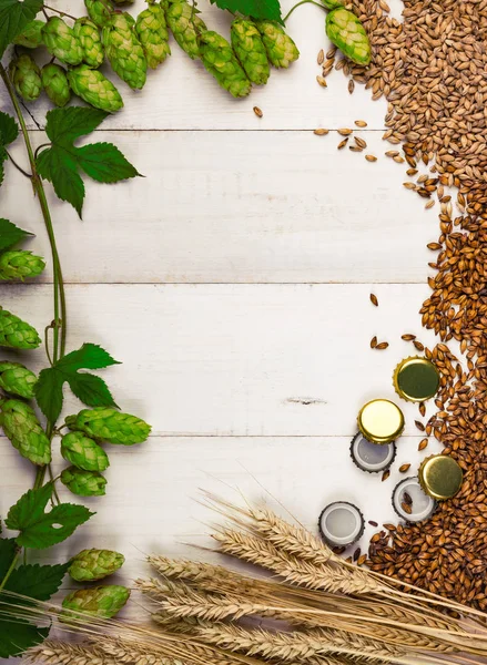 Пшеница и хмель на деревянном столе — стоковое фото
