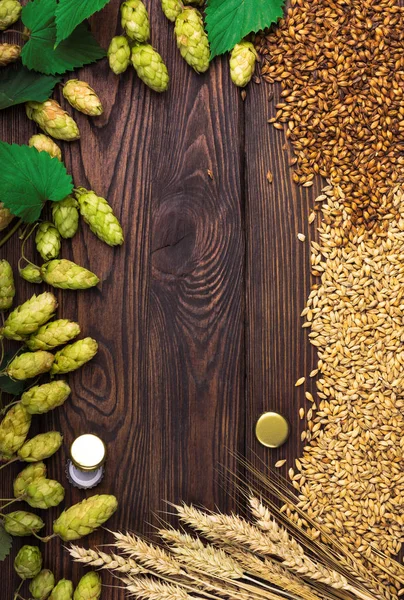 Пшеница и хмель на деревянном столе — стоковое фото