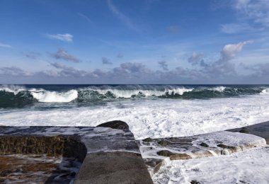 Dalga ve güzel gökyüzü kırma