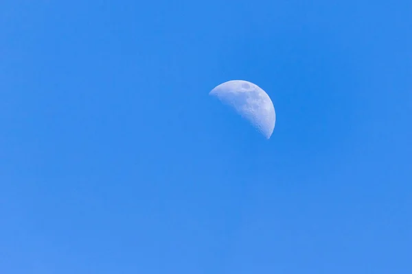 Zoom to the moon in the daytime