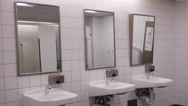 Temiz yeni umumi tuvalet oda hareket