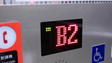 Asansör alışveriş merkezi içinde alan insanlar hareket 