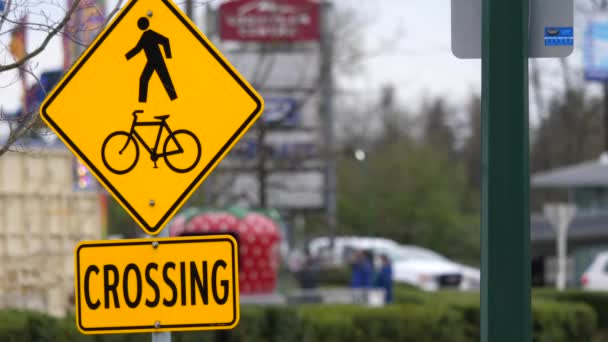 Cartel Movimiento Personas Cruce Bicicletas Acera Con Flujo Tráfico Borroso — Vídeos de Stock