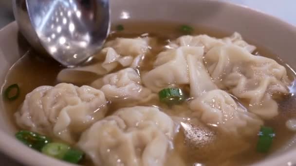 Movimento Pessoas Comendo Sopa Wun Tun Dentro Restaurante Chinês Hon — Vídeo de Stock