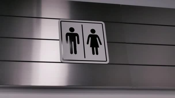 壁の横にある男と女のトイレのロゴの動き — ストック動画