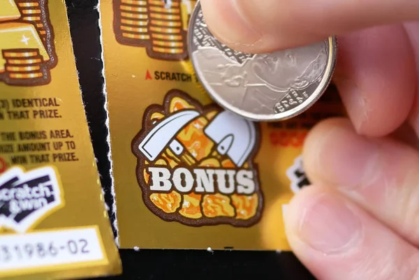 Coquitlam Kanada Mayıs 2018 Kadın Piyango Bilet Bonus Bölüm Tırmalamak — Stok fotoğraf