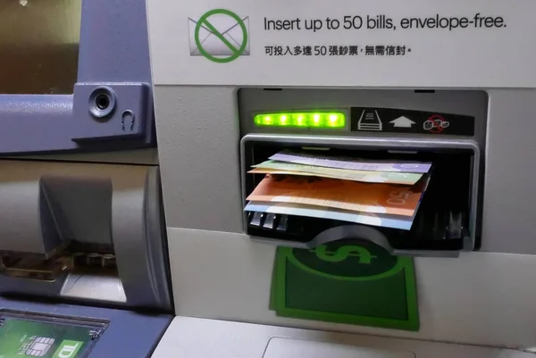 伯纳比 加拿大 公元前 2018年4月09日 银行内提款机取款的人的议案 — 图库照片