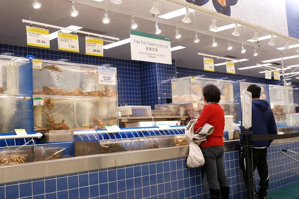 Burnaby Canada April 2018 Motion People Buying Fish Seafood Section — стоковое фото