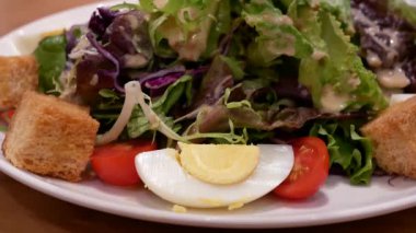 Susam salata Restoran içindeki tablo üzerinde hareket