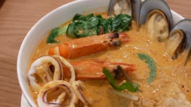 Biber yengeç Restoran içindeki tablo üzerinde hareket