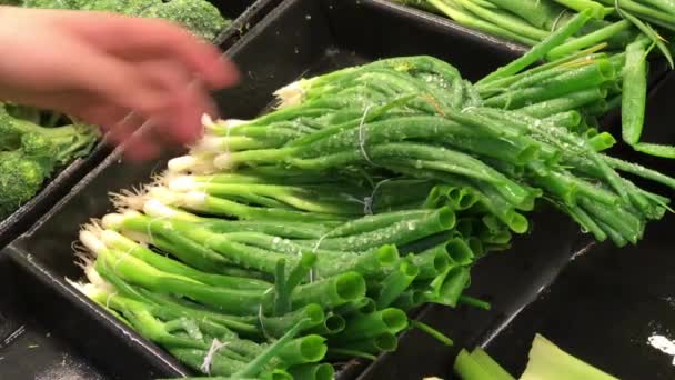 Movimento Mulher Comprando Cebola Verde Interior Salvar Loja Alimentos — Vídeo de Stock