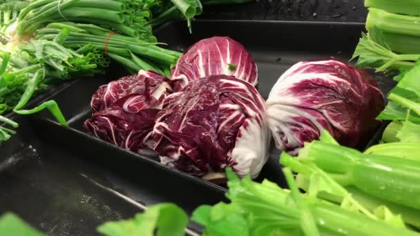 Rörelse Kvinnan Att Köpa Radicchio Inuti Spara Livsmedel Butik — Stockvideo