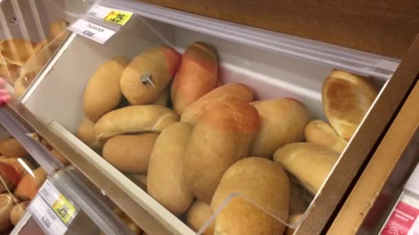 Bewegung Einer Frau Bei Der Auswahl Von Brot Der Lebensmittelabteilung — Stockvideo