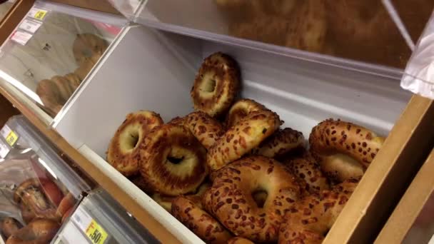 超市内散装食品区妇女选择百吉饼的运动 — 图库视频影像