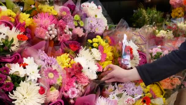価格スマート食品ストア内の花を購入する人の運動 — ストック動画