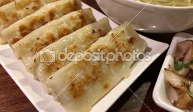 Kızarmış hamur tatlısı ve meze Çin restoranı içindeki tablo üzerinde hareket 