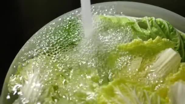 Zeitlupe Von Leitungswasser Das Einem Sieb Auf Gemüse Gegossen Wird — Stockvideo