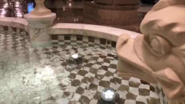 グランド ハイアット ホテル内の噴水の水の動きが遅い — ストック動画